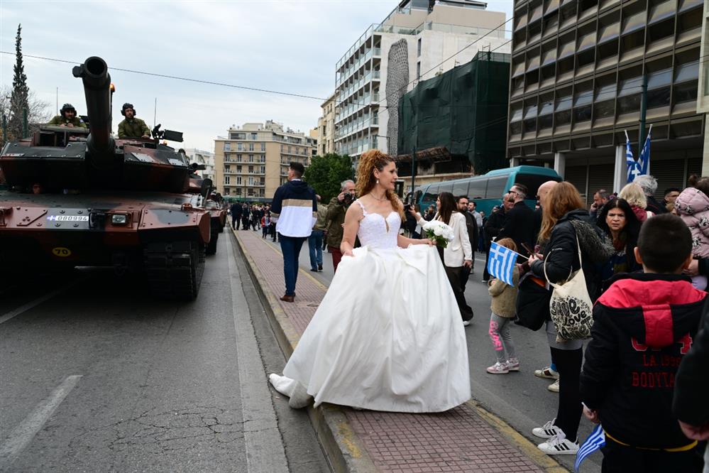 στρατιωτικη παρελαση - 25η Μαρτιου - νυφη