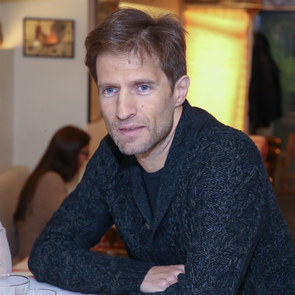 Μάξιμος Μουμούρης: "Η μαμά μου έφυγε όταν ήμουν 8 ετών, o Φρόιντ θα έλεγε τώρα πως έψαχνα το μητρικό στοιχείο στις σχέσεις μου"