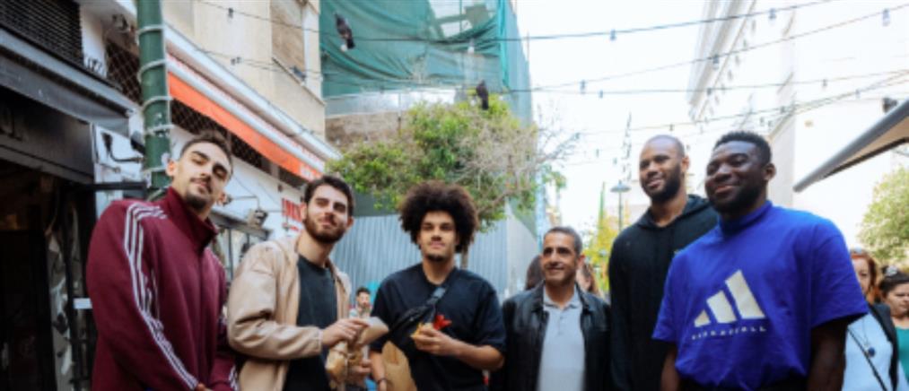 Paris BC: Οι παίκτες της ομάδας βγήκαν στην Ερμού για σουβλάκια (Εικόνες)