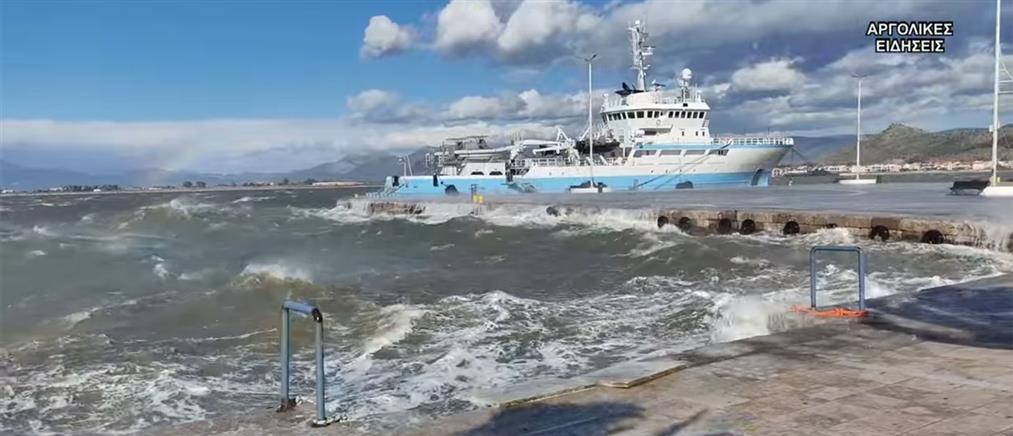Η θάλασσα βγήκε έξω στο Ναύπλιο - Πλημμύρισαν δρόμοι (βίντεο)