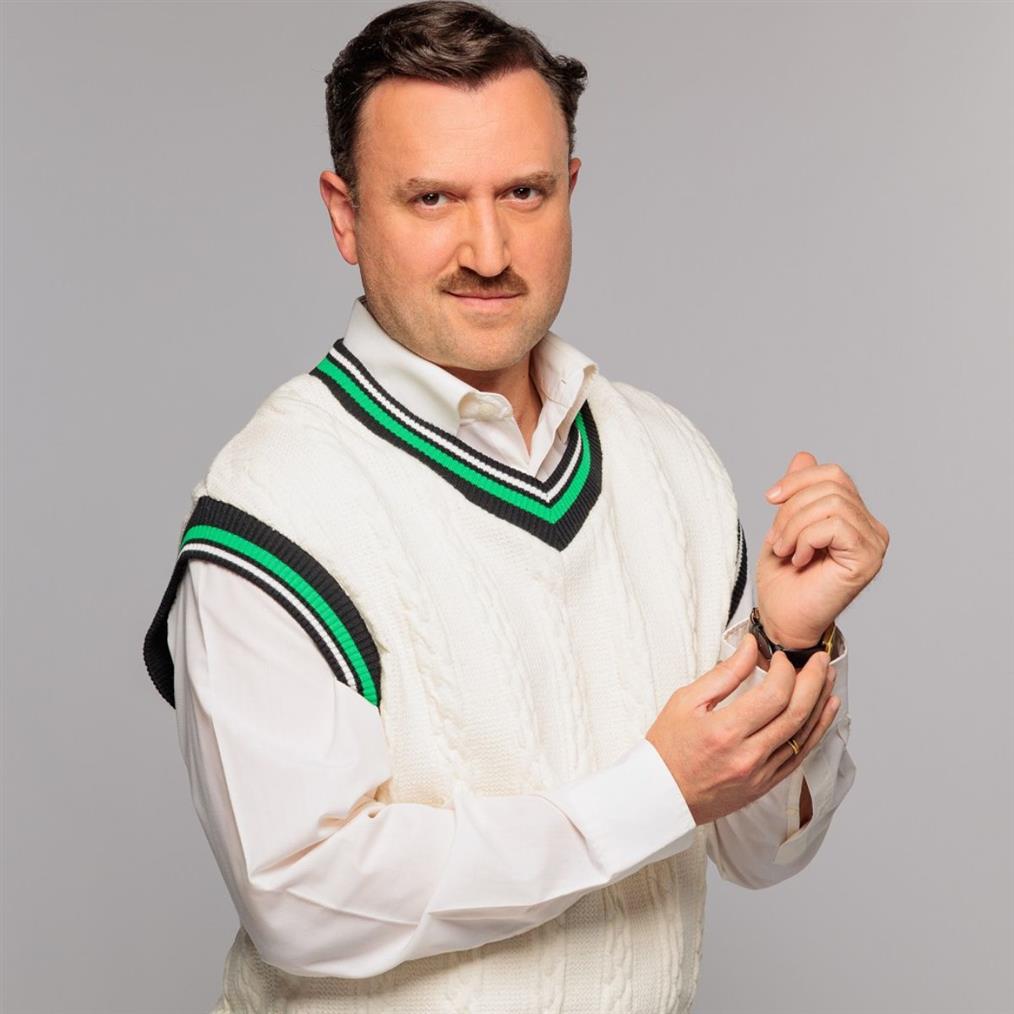 Ο Αργύρης Αγγέλου στο FTHIS: Το μιούζικαλ Annie & το reunion του "Παρά Πέντε" - "Με θαυμάζω που στα 47 μου αντέχω και δουλεύω με αυτούς τους ρυθμούς"