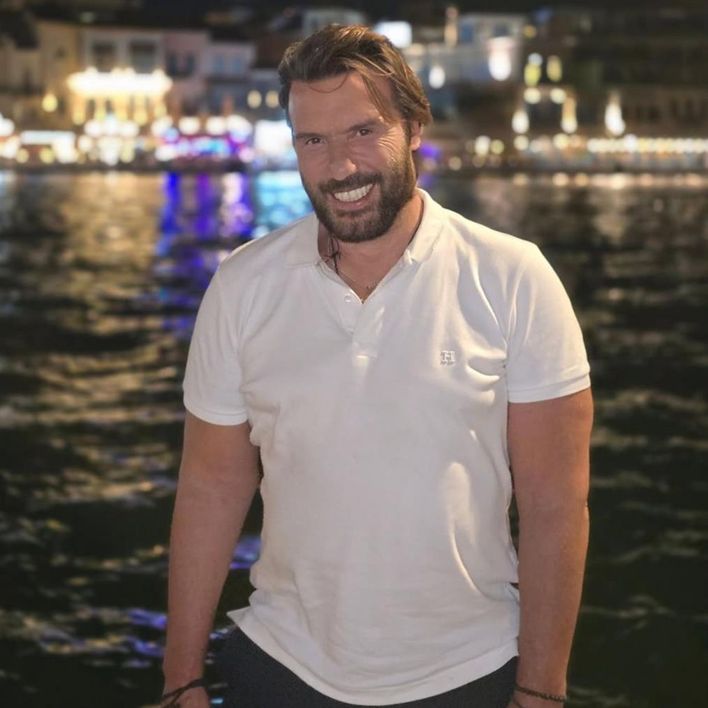 Βροχή τα βέλη: Το νέο έργο του Μηνά Βιντιάδη με πρωταγωνιστή τον Στράτο Τζώρτζογλου περιοδεύει σε πόλεις της Ελλάδας
