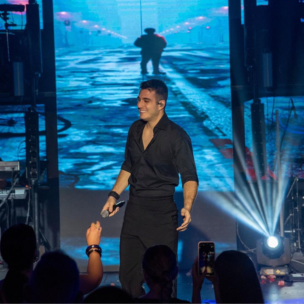 Ο Γιώργος Κακοσαίος έχει το δικό του στέκι στην Αθήνα & ξεσηκώνει το κοινό