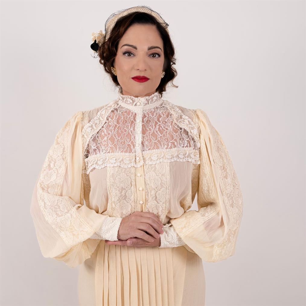 Η Ελένη Καρακάση στο FTHIS: Η παράσταση "Αλεξάνδρεια", το "Grand Hotel" και η ινομυαλγία - "Ήρθε ξαφνικά με τρομερούς πόνους σε όλο το σώμα"