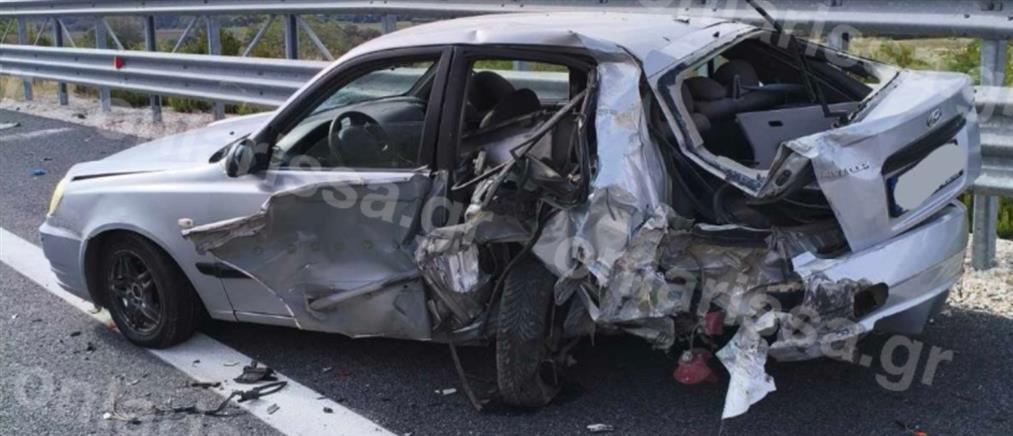 Τροχαίο δυστήχημα στην Λάρισα: Nεκρός 45χρονος και τραυματίας ο 21χρονος γιος του (εικόνες)