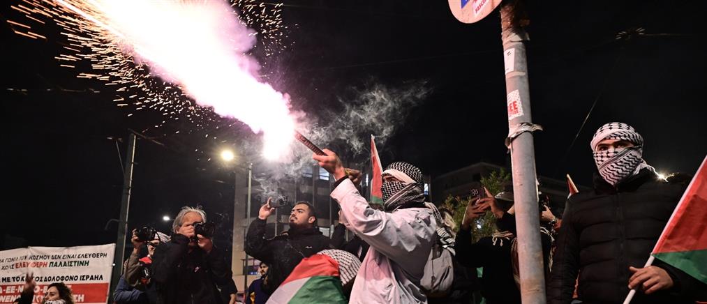 Αθήνα: Ένταση και κρότου λάμψης στην πορεία για την Παλαιστίνη (εικόνες)