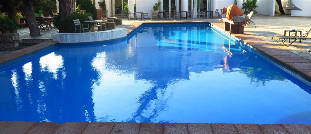 Κρήτη – καταγγελία: Συνελήφθη Γερμανίδα τουρίστρια για αφόδευση σε πισίνα
