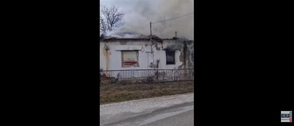 Φωτιά σε μονοκατοικία στην Κοζάνη – Στο νοσοκομείο με αναπνευστικά προβλήματα ένας ηλικιωμένος (βίντεο)