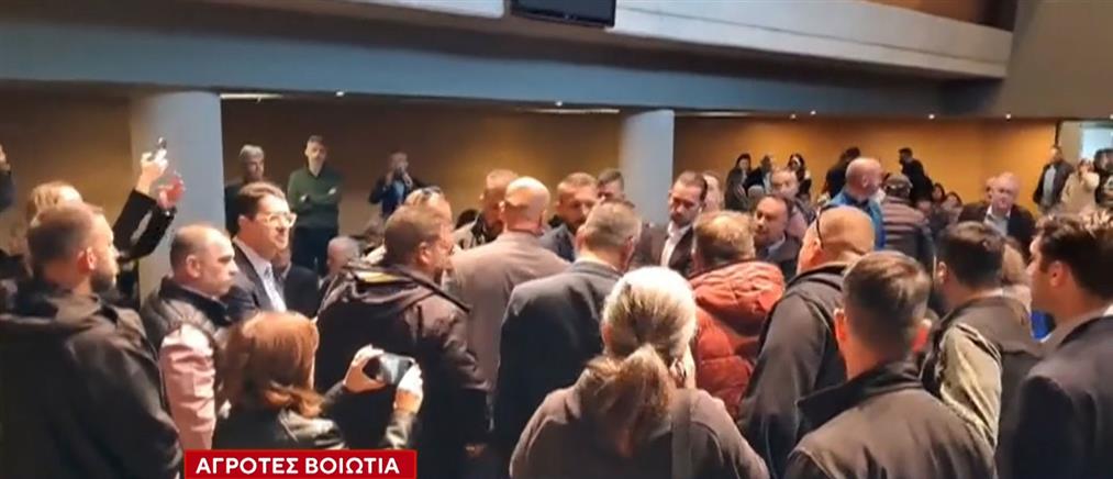 Ένταση στη Λιβαδειά: Αγρότες εισέβαλαν στην Περιφέρεια Βοιωτίας και πολιόρκησαν τον Κώστα Τσιάρα