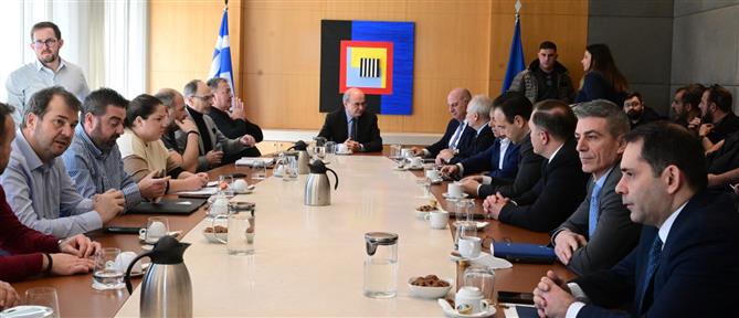 Σε εξέλιξη η συνάντηση Χατζηδάκη - Τσιάρα με εκπροσώπους 14 αγροτικών μπλόκων
