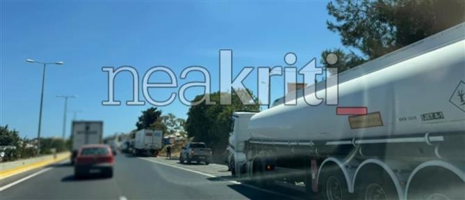 ΒΟΑΚ: Τροχαίο με νταλίκα και βυτιοφόρο  - Δυσχέρεια στην κυκλοφορία (εικόνες)