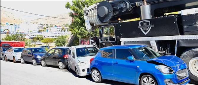 Κερατσίνι: Γερανός έπεσε πάνω σε δέκα παρκαρισμένα αυτοκίνητα (εικόνες)
