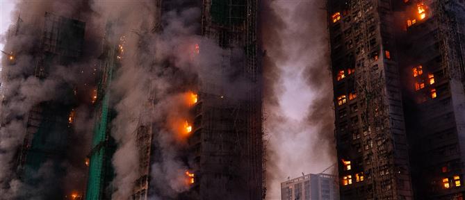 Φλέγεται ουρανοξύστης στο Χονγκ Κονγκ