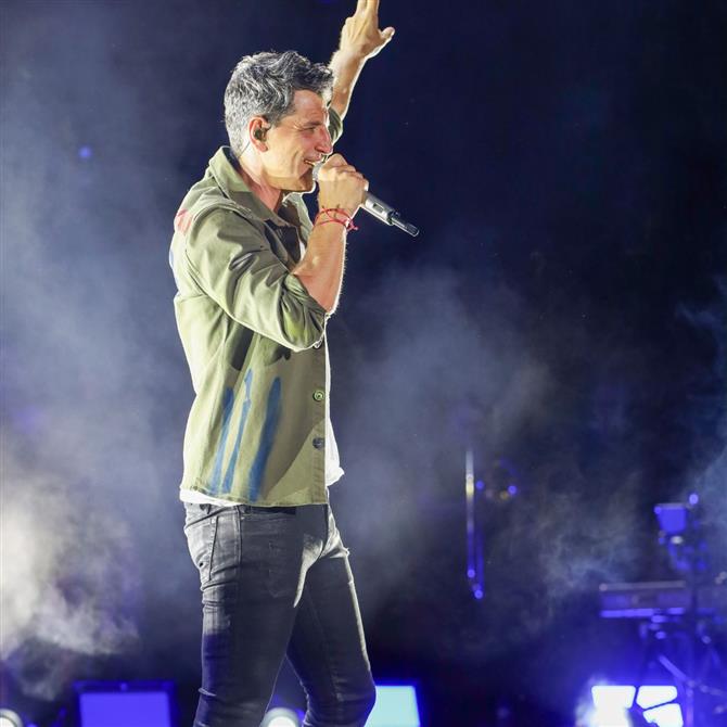 Ατύχημα επί σκηνής για τον Σάκη Ρουβά: Έπεσε από πλατφόρμα μαζί με χορεύτρια (Βίντεο)