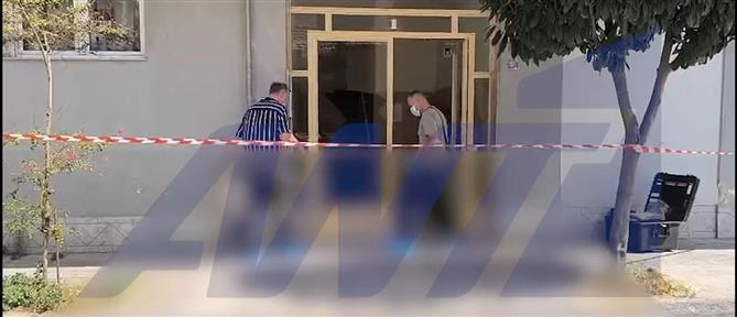 Άγρια δολοφονία στον Βόλο: Την σκότωσε στην είσοδο της πολυκατοικίας τους και τράπηκε σε φυγή (βίντεο)