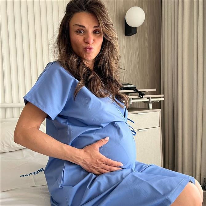 Ελένη Τσολάκη: Η κόρη της έγινε 8 μηνών -  Οι αδημοσίευτες φωτογραφίες από το μαιευτήριο με τον σύζυγό της, Παύλο Πετρουλάκη