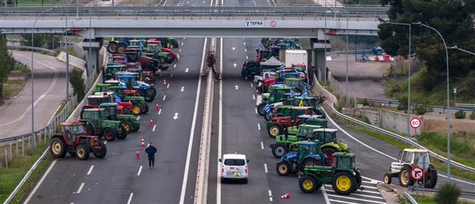 Βόρεια Ελλάδα: Στην άκρη του δρόμου τα τρακτέρ των παραγωγών, σε αναμονή για το ραντεβού με τον πρωθυπουργό