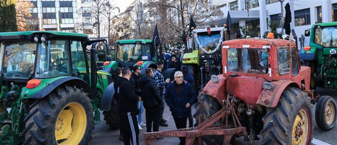 Παραμένουν στα μπλόκα οι αγρότες στη Δυτική Μακεδονία