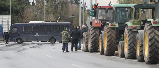 Συνεχίζονται οι πολύωροι αποκλεισμοί των αγροτοκτηνοτροφικών μπλόκων σε 4 τελωνεία της Μακεδονίας