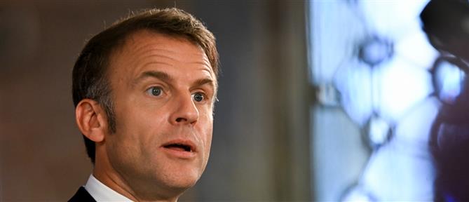 Με την πλάτη στον τοίχο κινείται τα τελευταία 24ωρα ο Γάλλος πρόεδρος