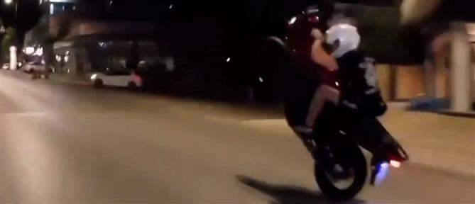 Συνελήφθησαν 3 οδηγοί μηχανών που έτρεχαν με μεγάλες ταχύτητες και έκαναν σούζες σε δρόμους της Αττικής