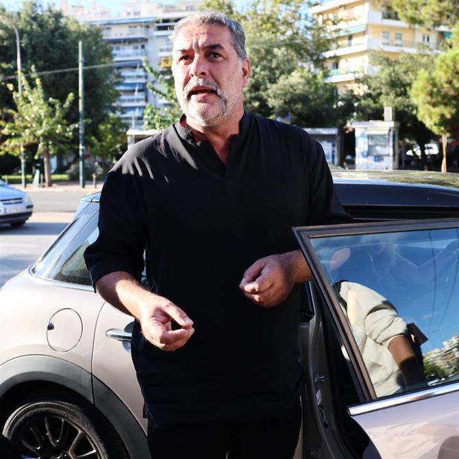 Δέσποινα Κουτσούμπα: Ξεκαθαρίζει ποιος και γιατί κάλεσε τον Βασίλη Μπισμπίκη στο Σύνταγμα για να συναντήσει τον Πάνο Ρούτσι 
